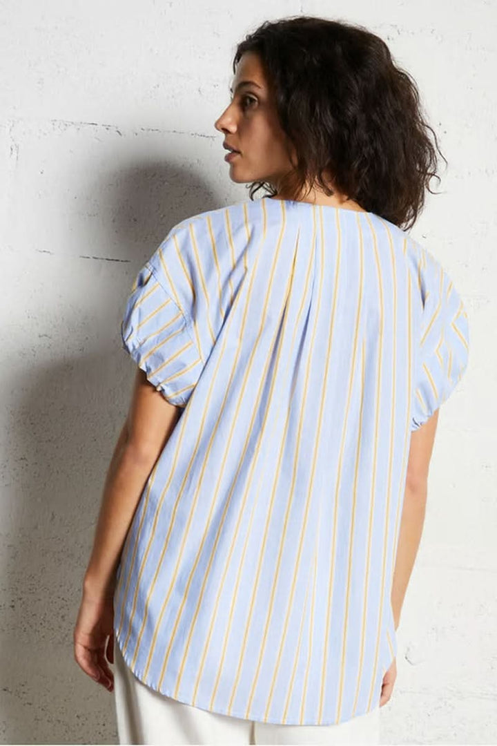 Blouse oversize vue arrière, rayures bleues et jaunes, manches courtes, coupe ample et fluide.