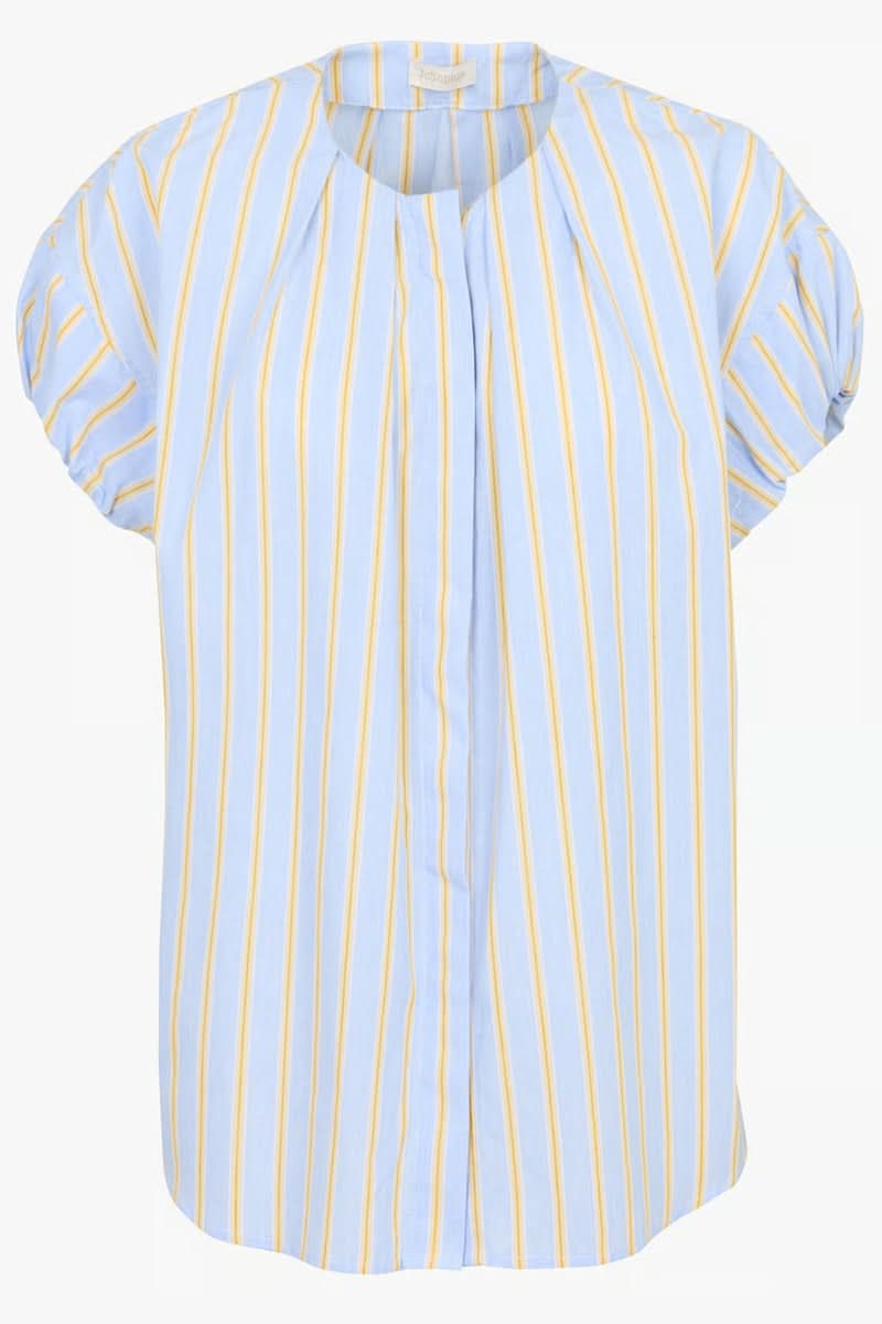 Blouse oversize bleue avec rayures jaunes, manches courtes et encolure subtile, offrant un look fluide et élégant.
