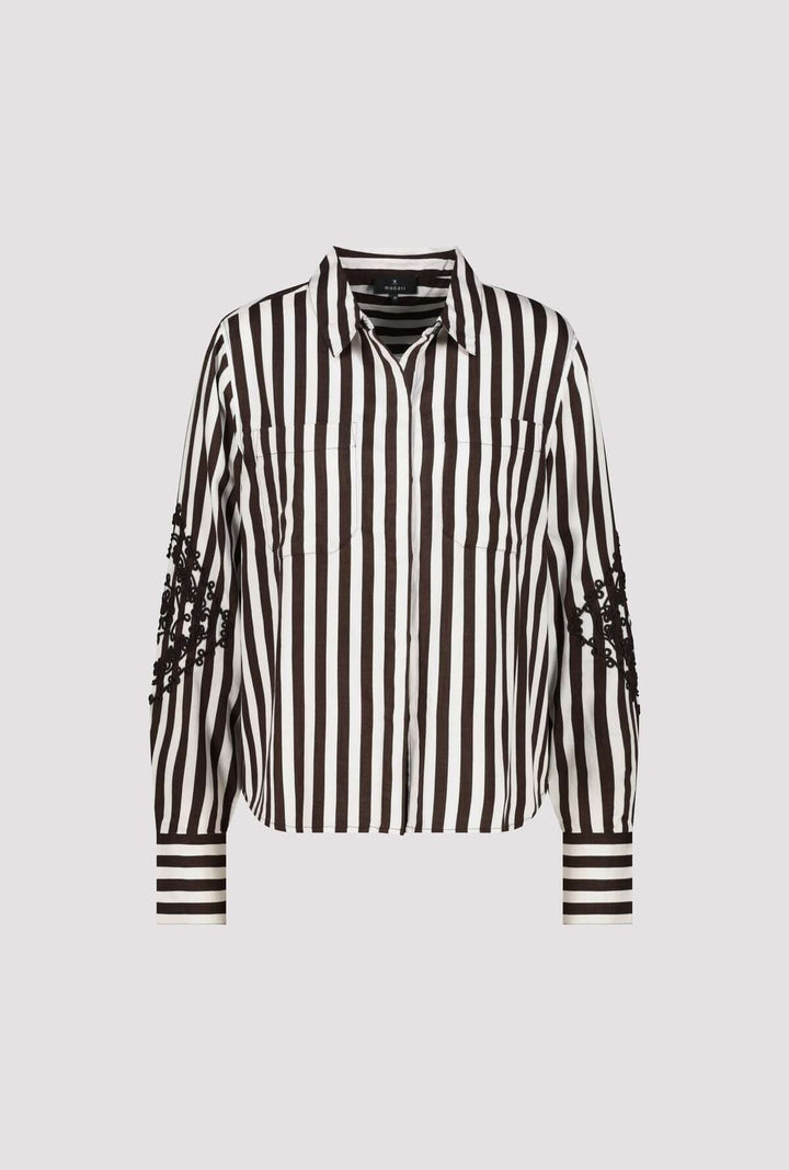 Blouse rayée avec broderies aux manches, motif rayé vertical, manches brodées élégantes, coupe fluide pour confort au bureau ou décontracté.