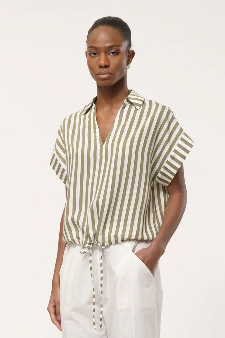 Blouse rayée à col avec rayures verticales et lien à nouer, offrant un style fluide et contemporain, idéale pour tenues décontractées.