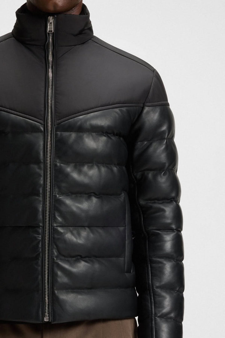 Blouson en cuir d’agneau avec col montant et finitions côtelées, design moderne et structuré pour style intemporel mi-saison.