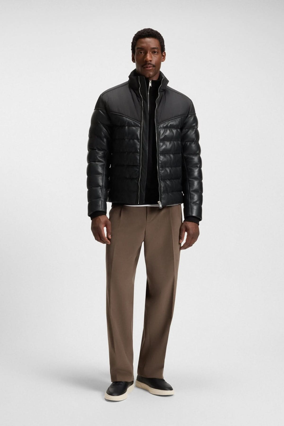 Homme portant un Blouson en cuir d’agneau avec col montant et finitions côtelées de BOSS, style moderne et élégance assurée.