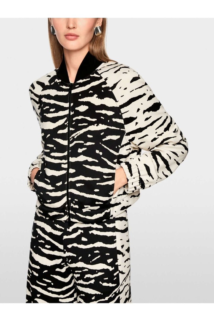 Blouson à imprimé animal en jersey scuba, coupe ample, poignets élastiques, col tricoté, poches latérales, look moderne et sportif.