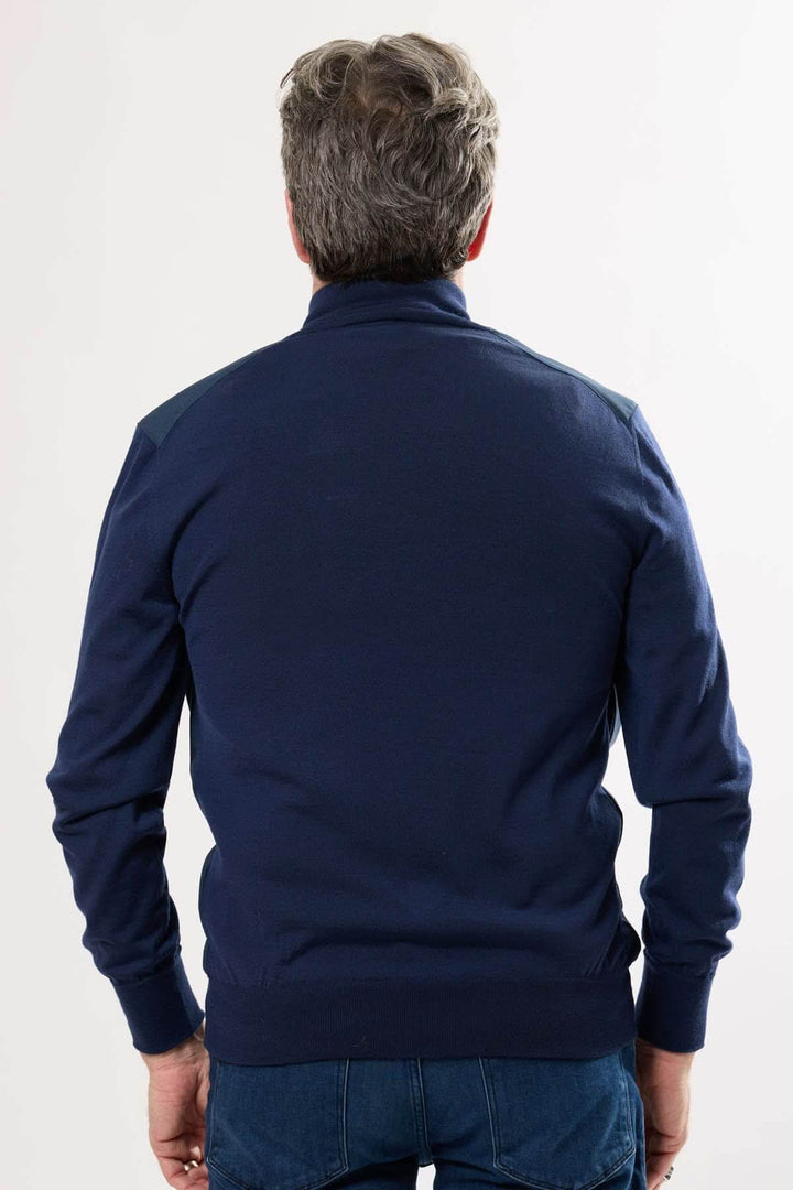 Blouson sportif à fermeture éclair, col montant en tricot, vue arrière sur homme.