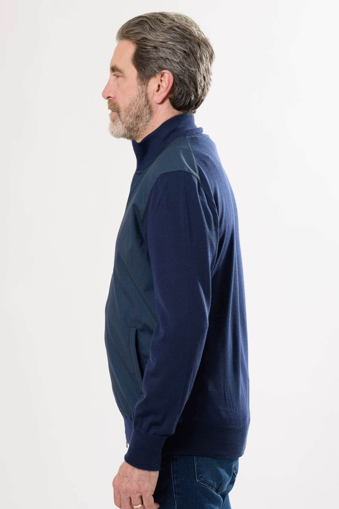 Blouson sportif à fermeture éclair, col montant, manches en tricot, élégant et moderne pour un look urbain.