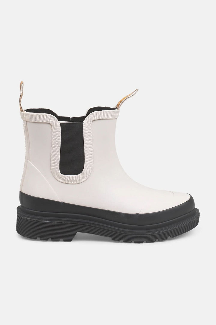 Bottes Chelsea en caoutchouc blanches avec semelle anti-glace et panneaux élastiques pour un confort optimal.
