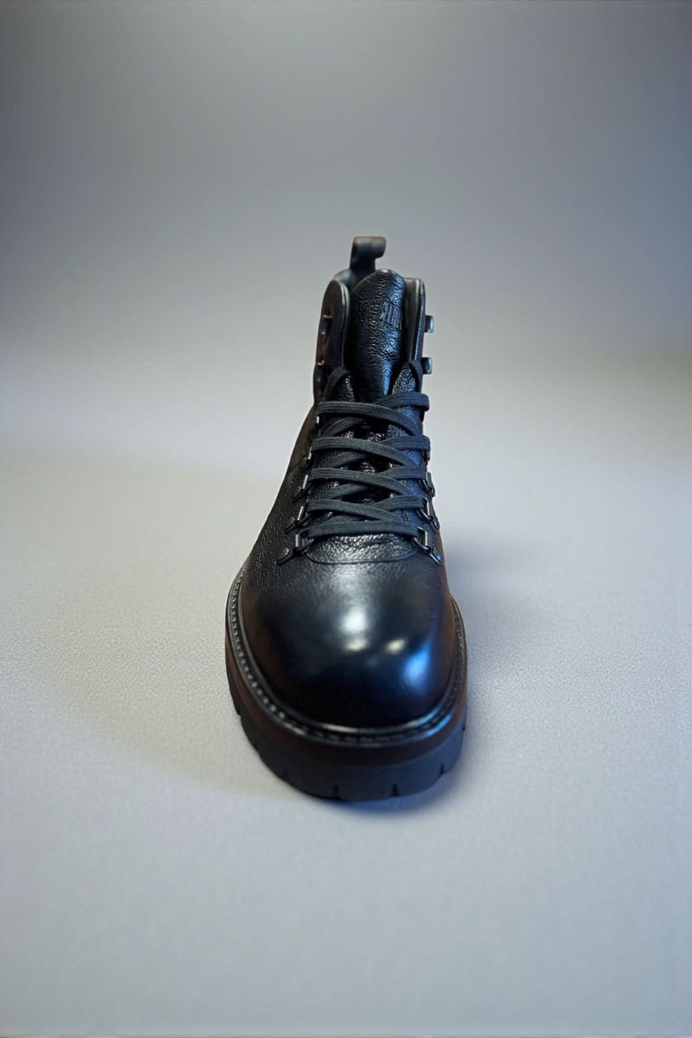 Bottine homme cuir texturé avec semelle crantée, offrant une élégance robuste et un confort durable à l'italienne.