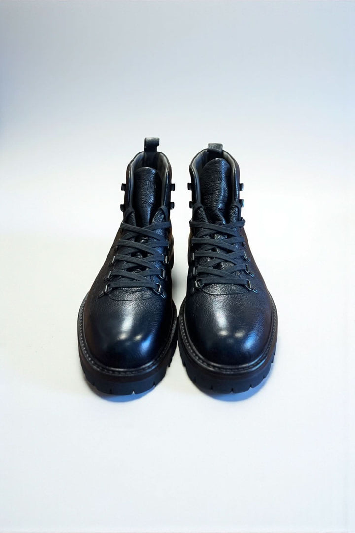 Bottine homme cuir texturé avec semelle crantée et laçage stylé, idéale pour une allure masculine et élégante.