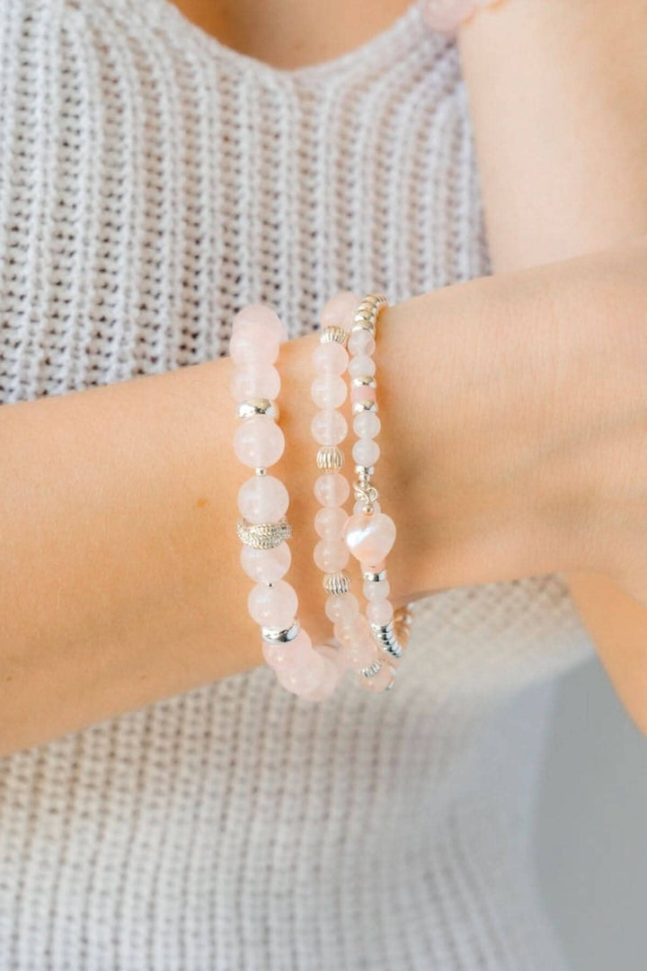 Bracelet Be Alluring en argent et quartz rose, élégant et scintillant, porté sur un poignet féminin.
