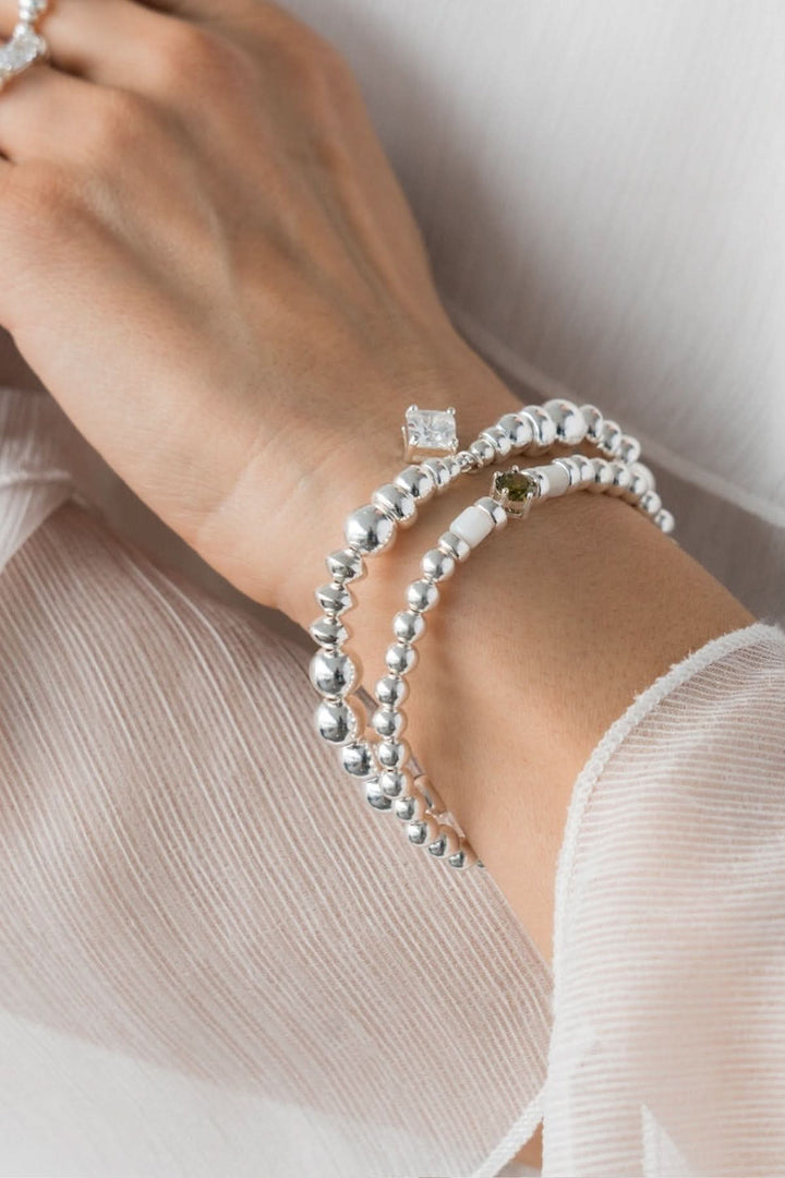 Bracelet Be Sublime Silver avec perles texturées et breloque en zirconium sur poignet.