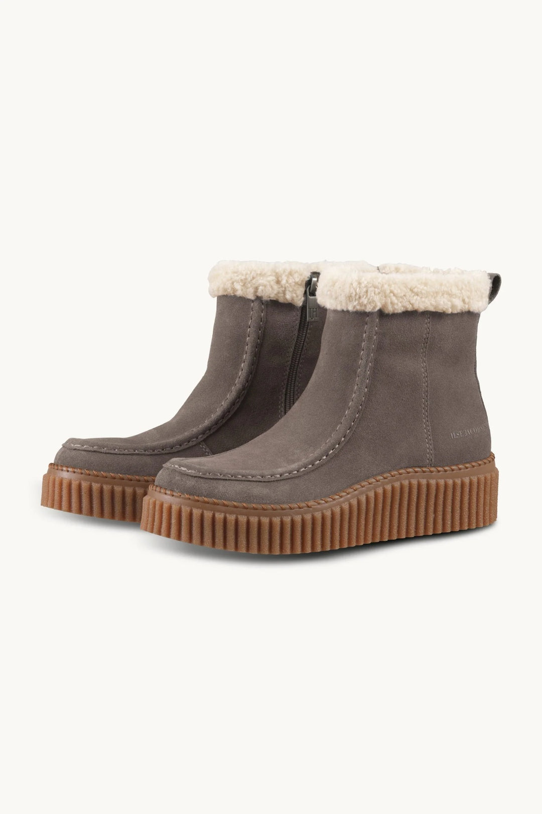 Lined winter boots with platform sole 