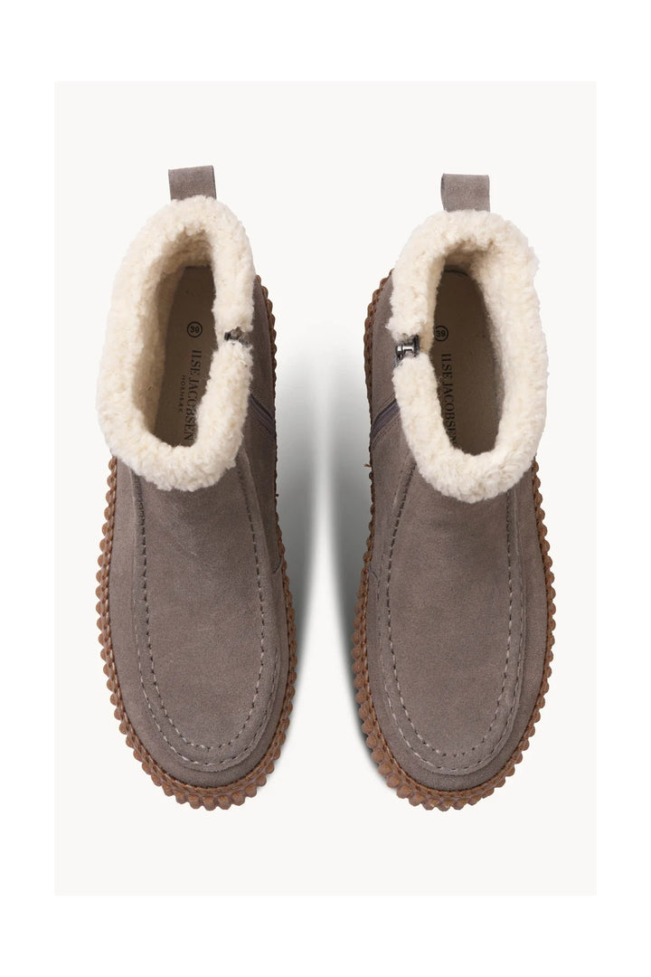 Lined winter boots with platform sole 
