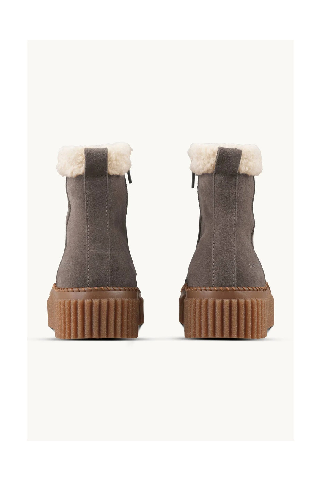 Lined winter boots with platform sole 