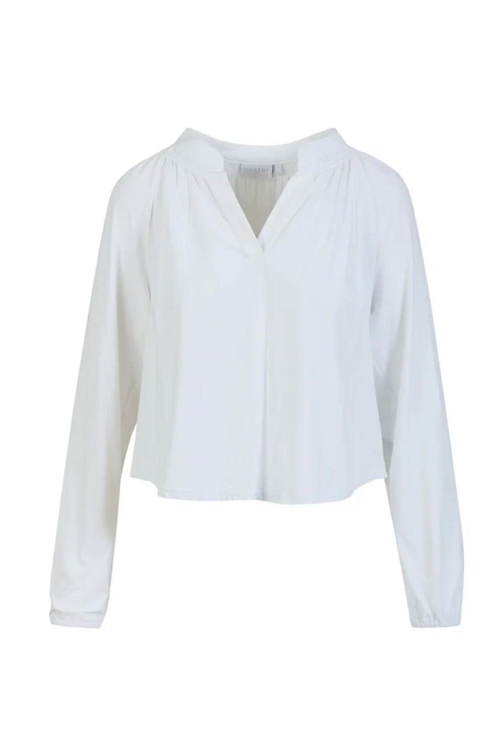 Chandail ample blanc avec col V et détails smockés au dos, élégant et confortable.