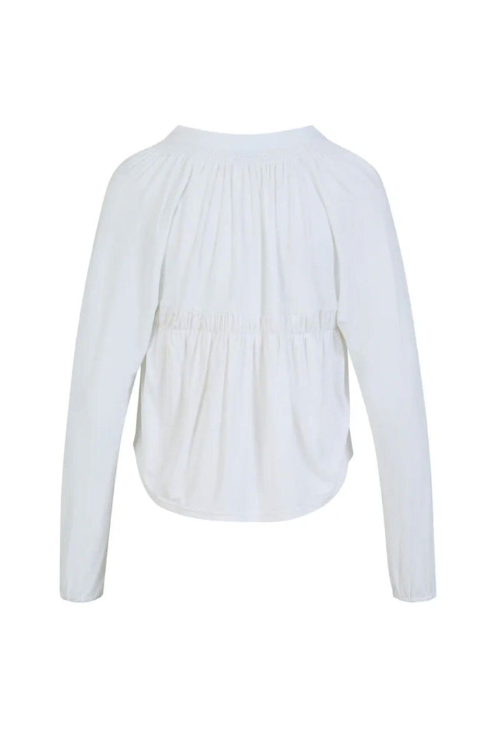 Chandail ample blanc avec détails smockés au dos, col V et bords arrondis, élégant et sophistiqué.