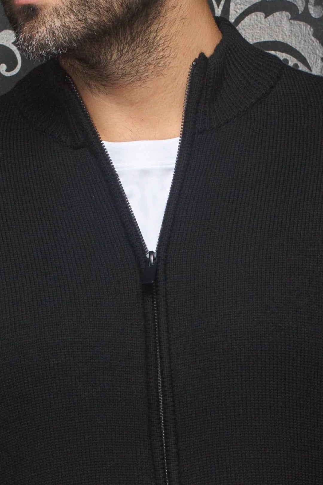 Chandail en laine Esteban noir zippé avec col montant, fabriqué en laine mérinos extra fine.