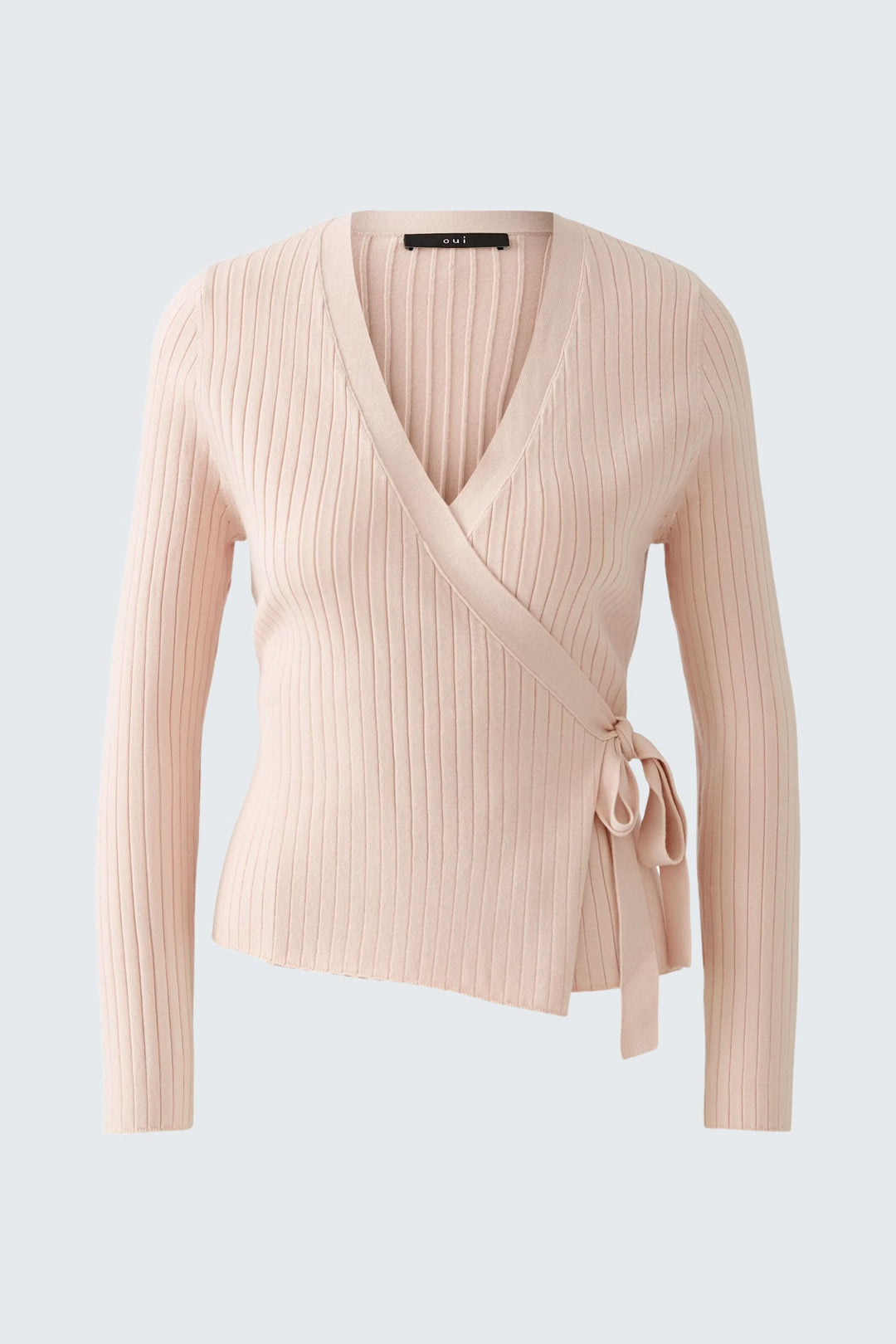 Cache-cœur en maille rose, tricot côtelé, coupe ajustée, manches longues et liens sur le côté.