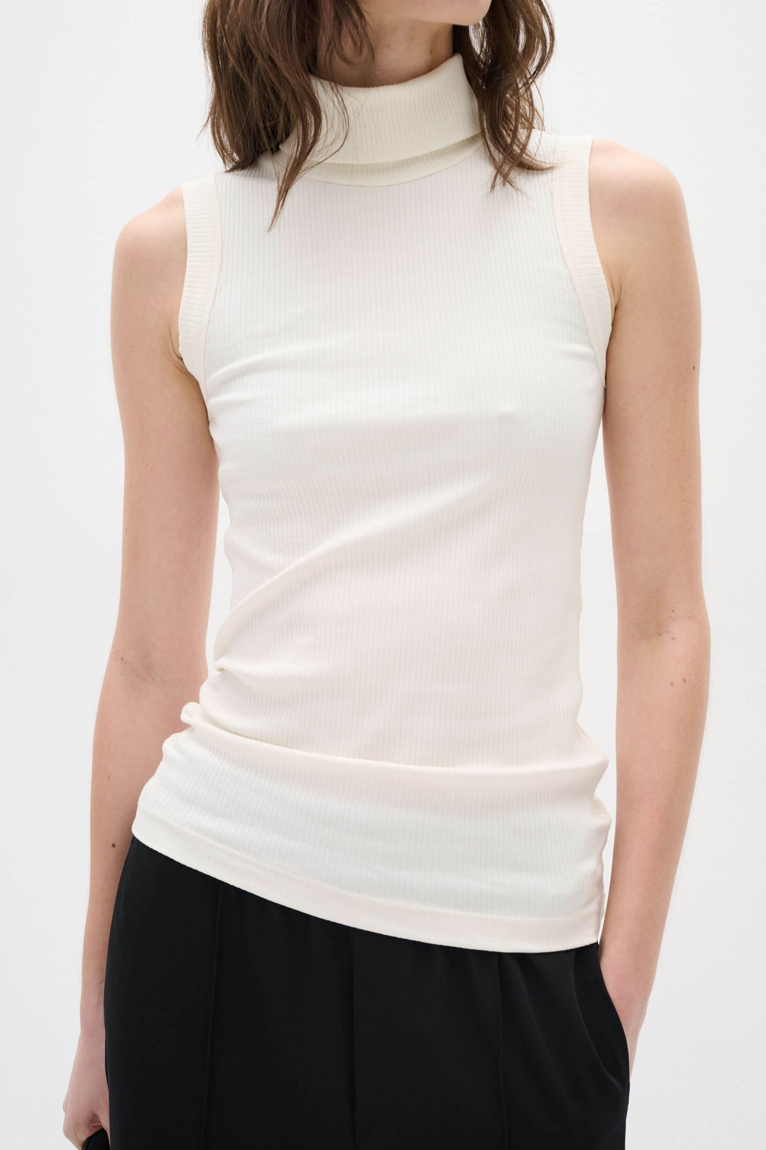 Camisole Dagna sans manches, col montant, en jersey côtelé doux, ajustée pour un style élégant et confortable.
