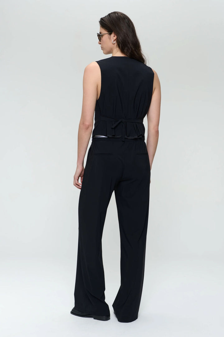 Camisole sans manches noire avec col en V, silhouette ajustée et détails contemporains, vue de dos.