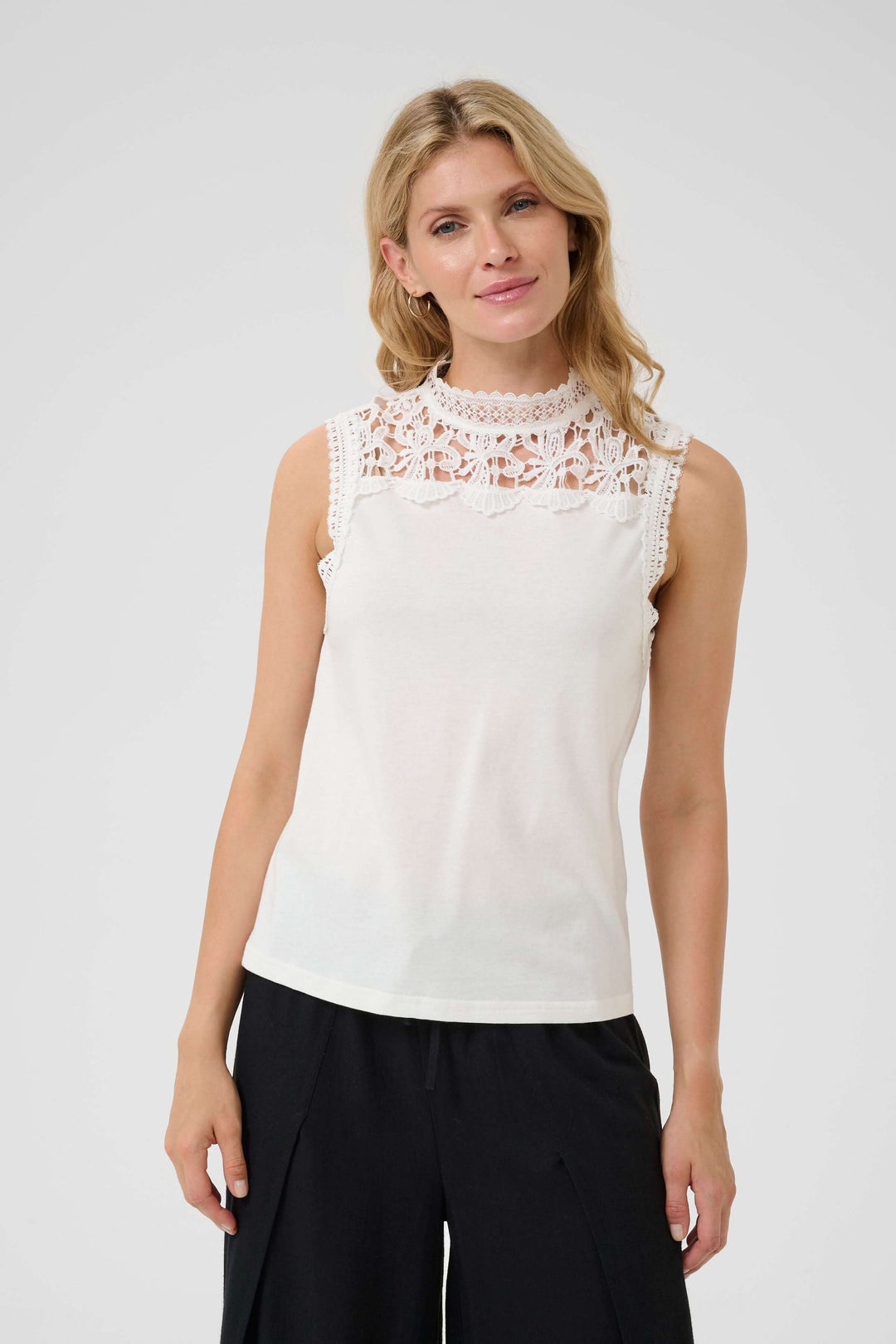 Camisole sans manches en coton avec dentelle au col, élégant et féminin pour un look raffiné.