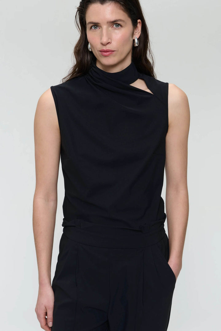 Camisole Naomi sans manches avec col drapé asymétrique et ouverture subtile, en matière extensible noire.