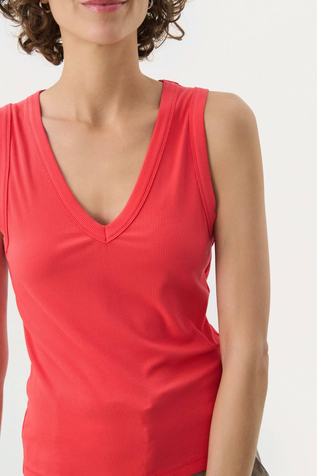 Camisole Nikkia en viscose douce, col en V, couleur rouge, idéale pour un look chic et décontracté.