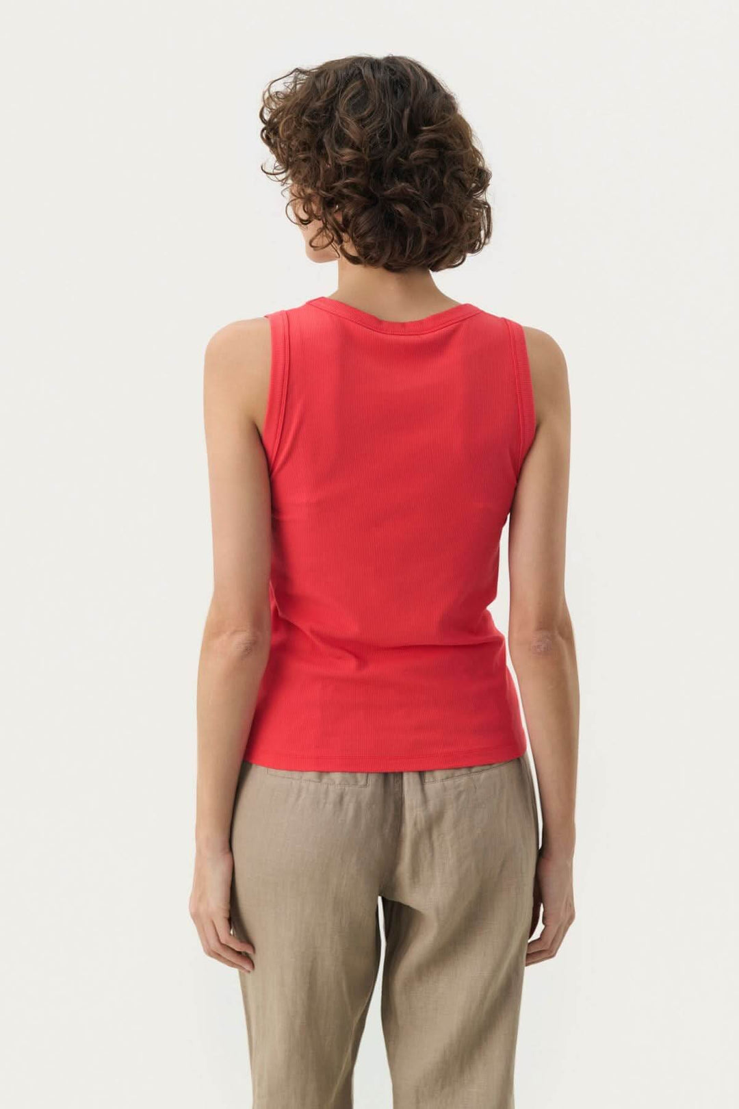 Camisole Nikkia rouge, design élégant à col en V, parfaite pour un look chic et décontracté.