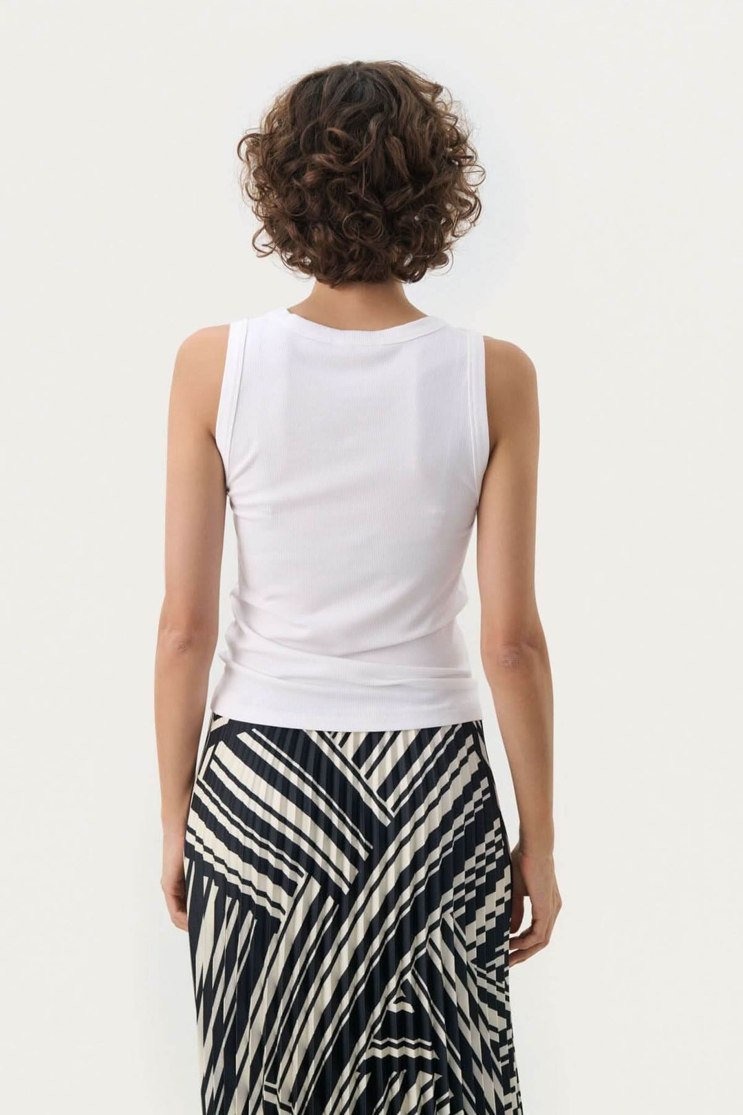 Femme portant une camisole blanche à l&