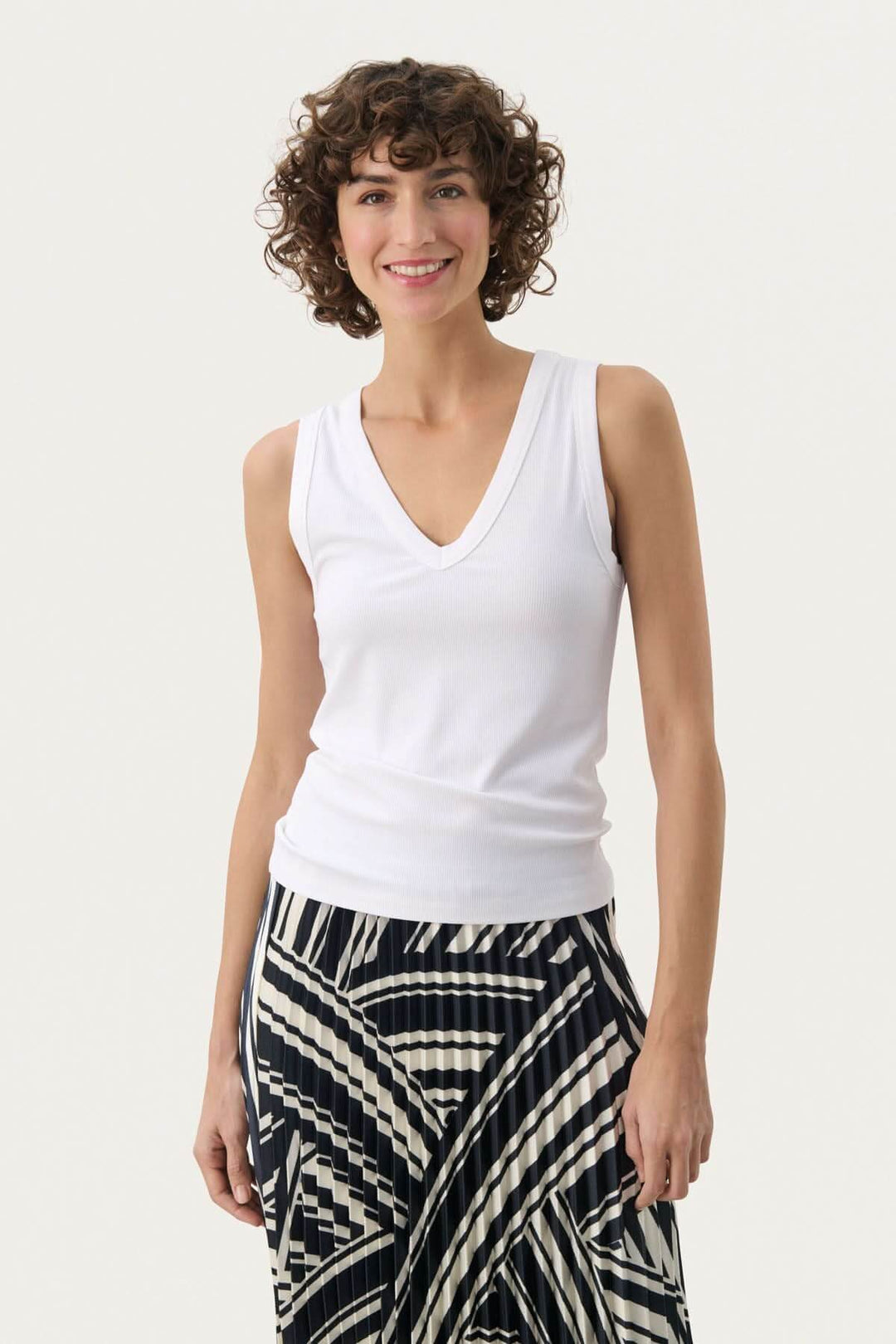 Camisole Nikkia en viscose douce, col en V, élégante et confortable, idéale pour un look chic et décontracté.