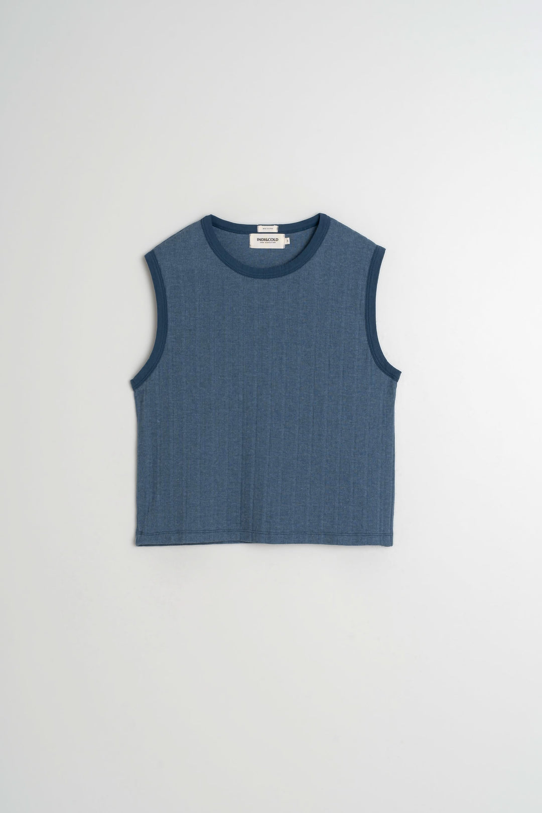 Camisole ample sans manches en tissu bleu, avec encolure ronde et coupe décontractée, idéale pour l'été.