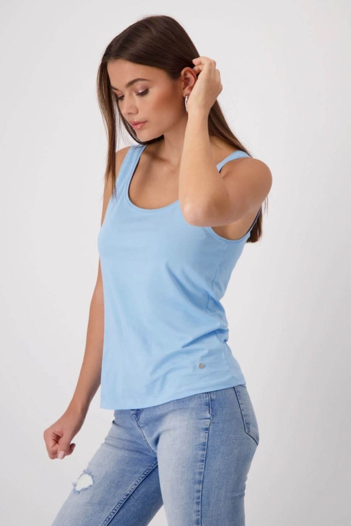 Camisole basique bleu avec bretelles larges, encolure ronde et coupe légèrement ajustée.