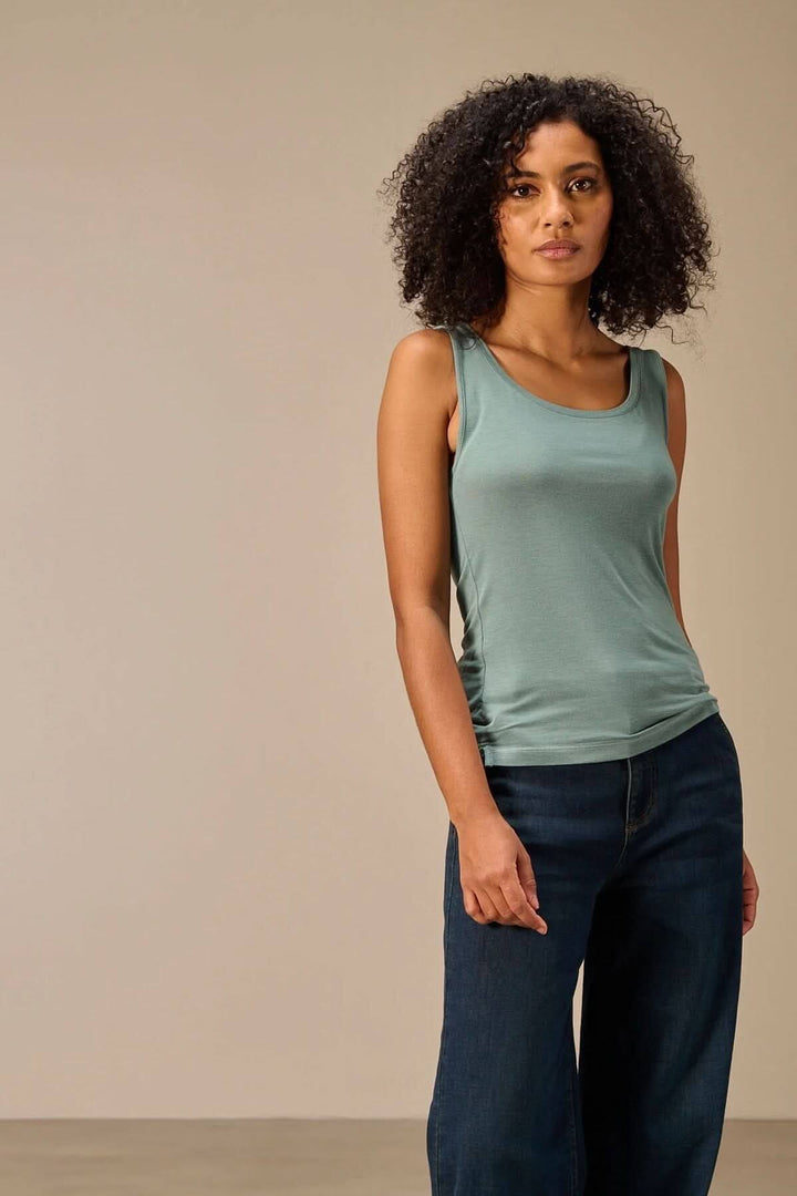 Camisole à col rond minimaliste avec coupe ajustée et larges bretelles, idéale pour superposer ou porter seule pour un look moderne.
