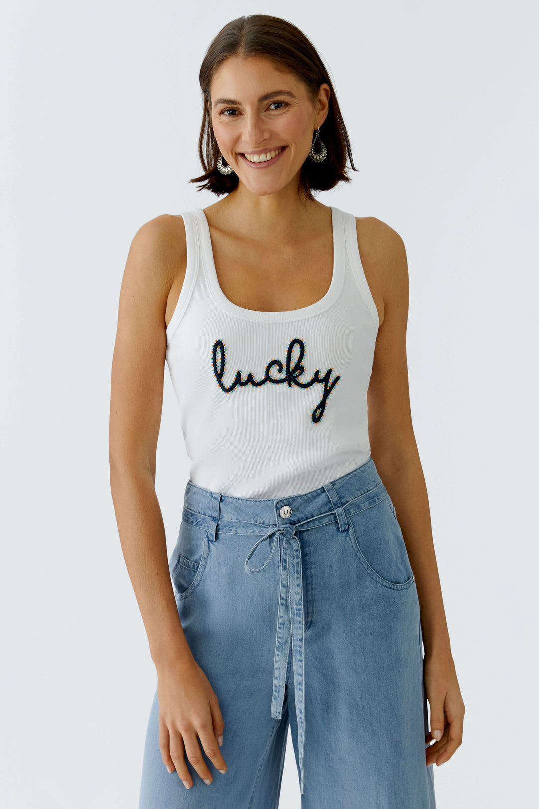 Camisole côtelée avec inscription brodée "lucky", femme souriante portant un haut ajusté en maille décontractée, idéal pour un style quotidien.