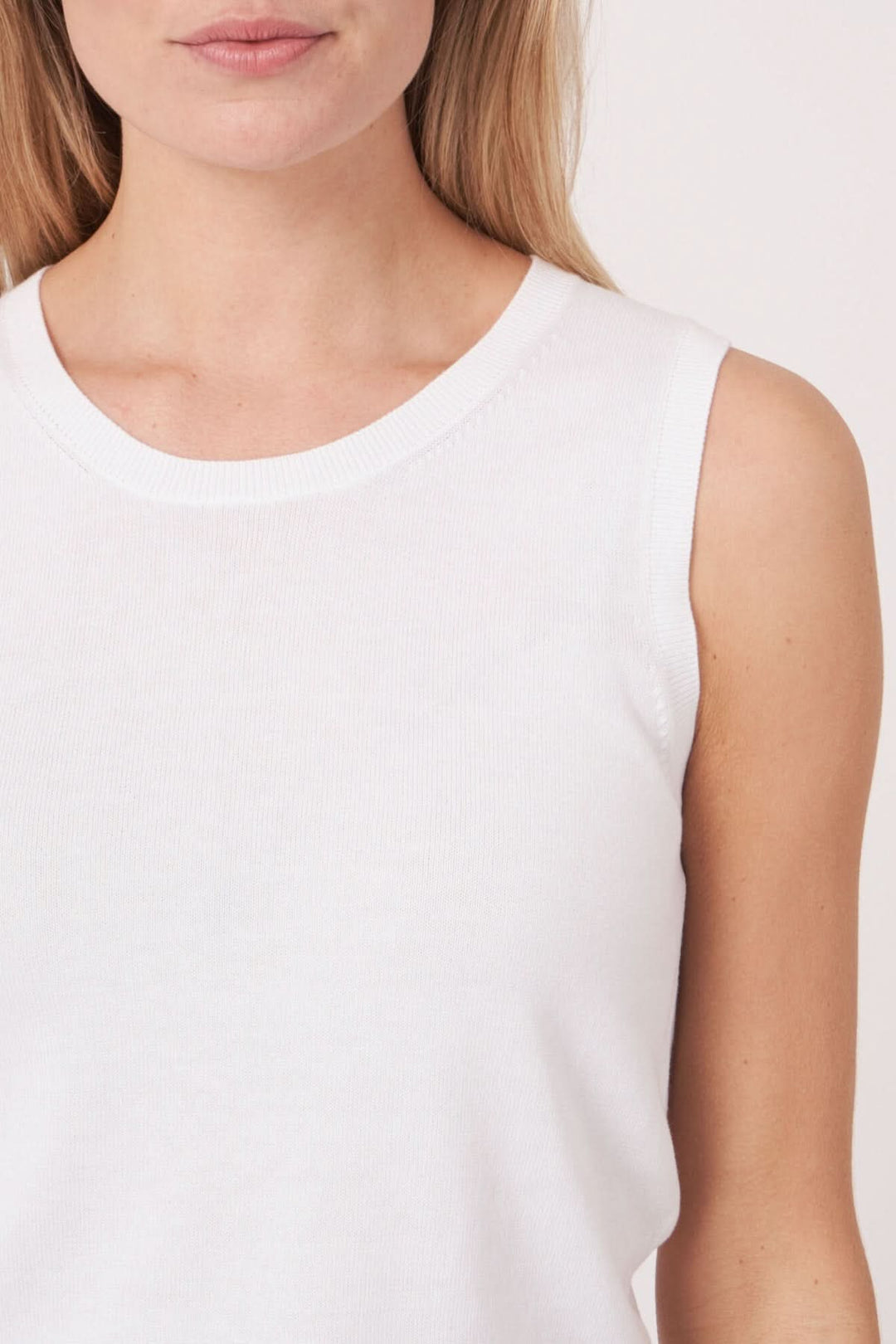 Camisole de tricot blanche à encolure ronde et bretelles larges, idéale pour des tenues décontractées.