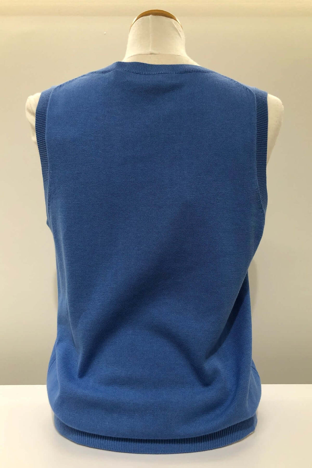 Camisole de tricot bleue sans manches vue de dos, encolure ronde, maille fine.