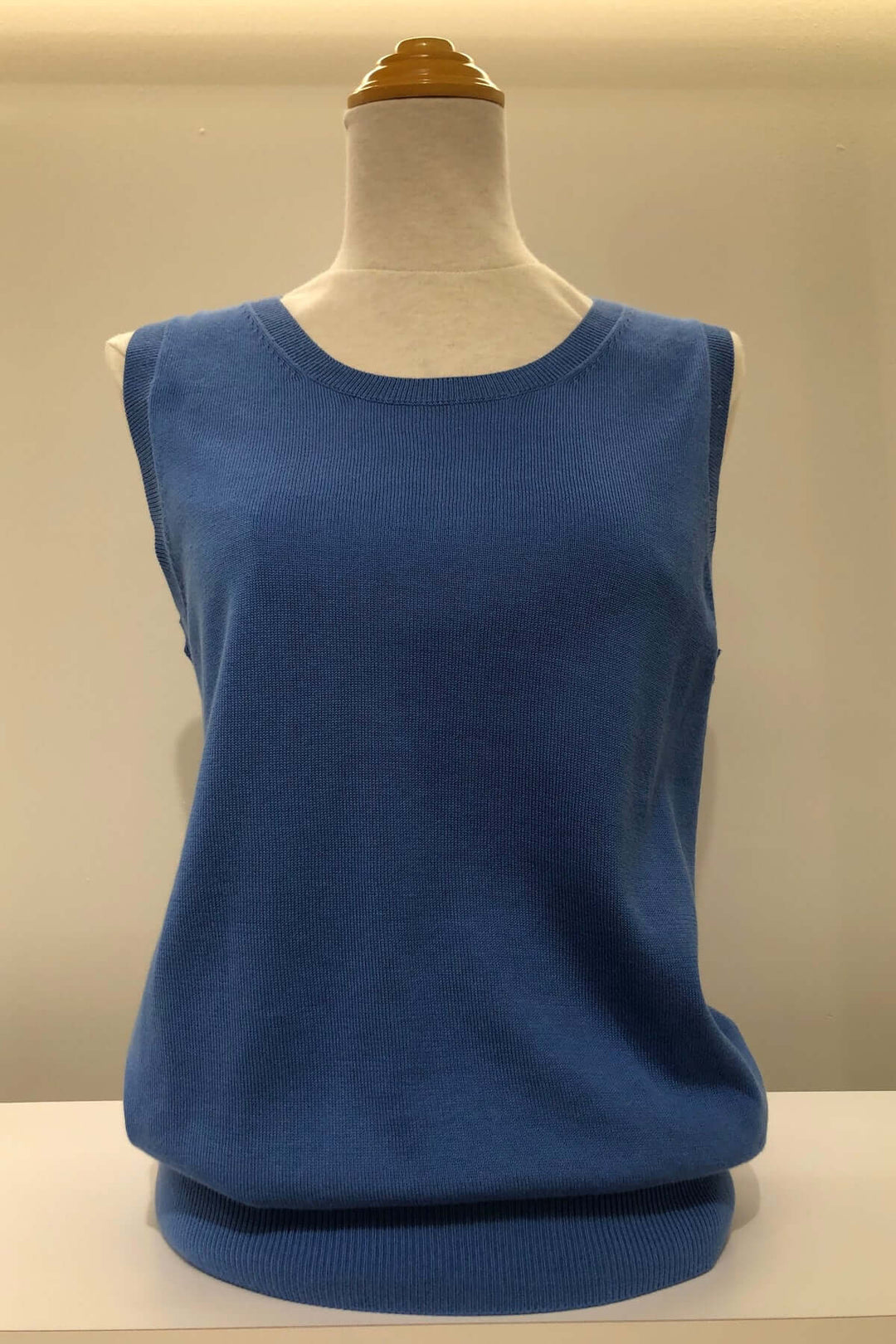 Camisole de tricot bleu à encolure ronde, sans manches et coupe régulière, parfaite pour toutes les tenues.