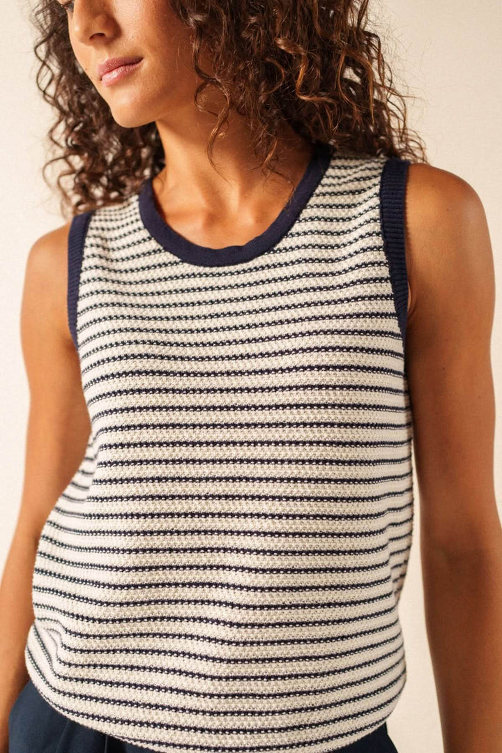 Camisole en maille rayée MASSANE avec maille texturée à rayures fines, décontractée et moderne, idéale pour une garde-robe polyvalente.