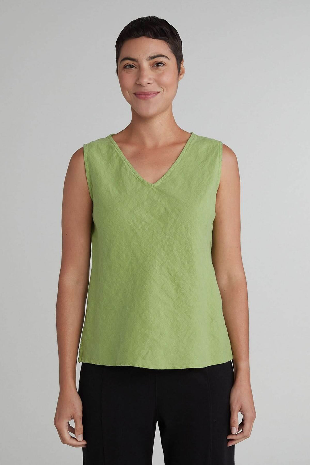 Camisole sans manches en lin verte avec encolure en V, légèrement évasée et ourlet arrondi.