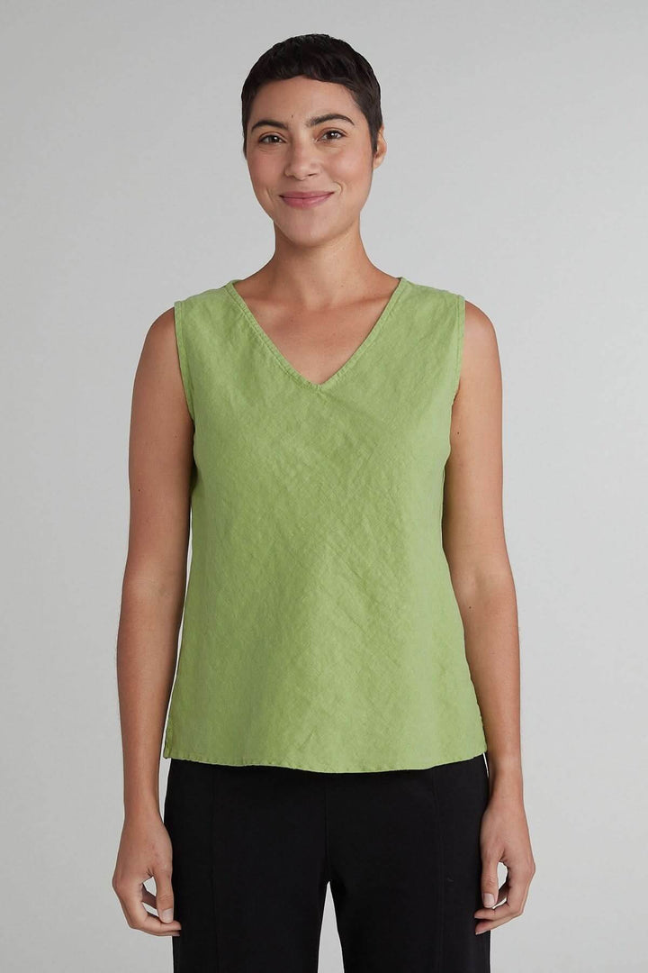 Camisole sans manches en lin verte avec encolure en V, légèrement évasée et ourlet arrondi.