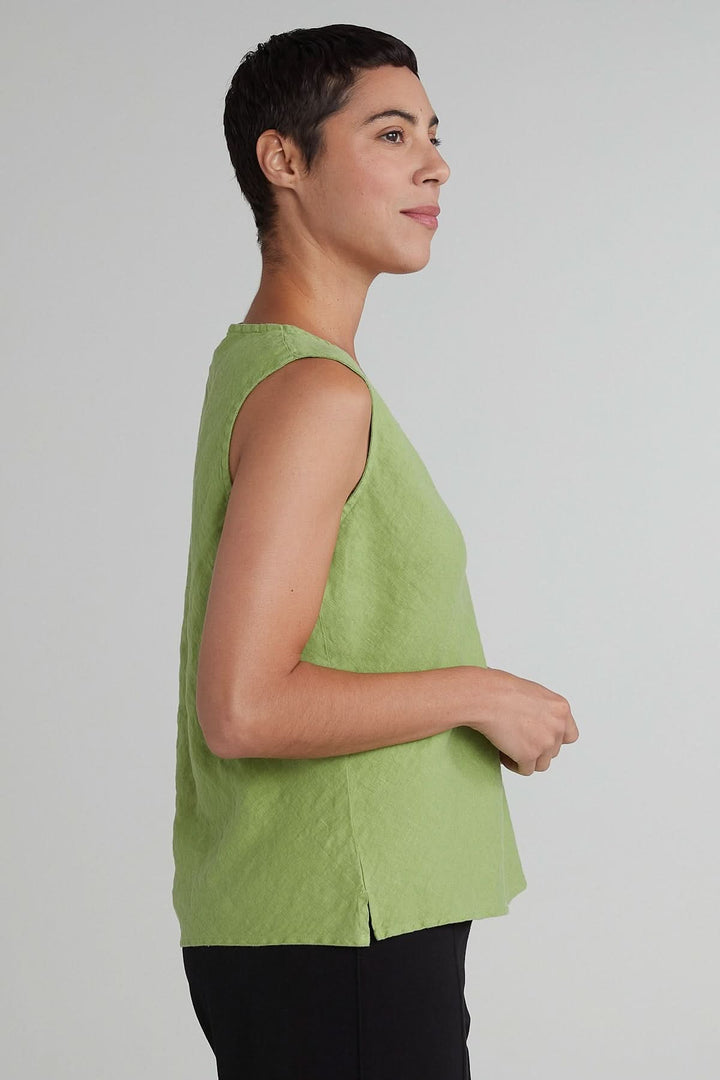 Camisole en lin verte sans manches à l’encolure en V, style décontracté et léger pour les journées chaudes.