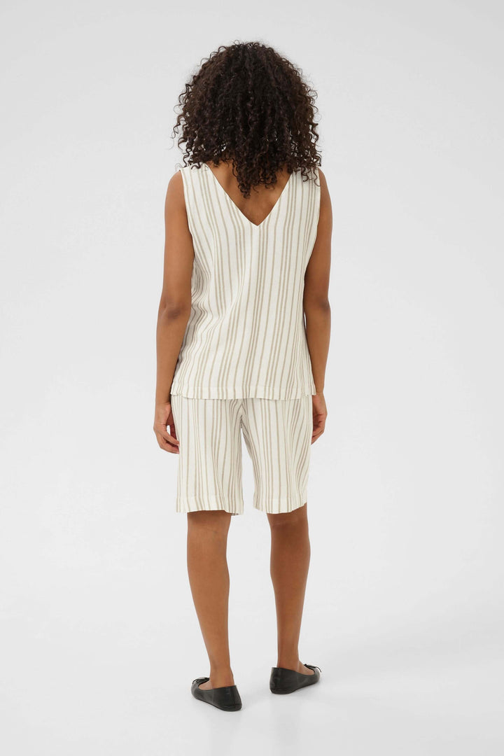 Camisole rayée sans manches, col en V, portée avec un short assorti, vue de dos.