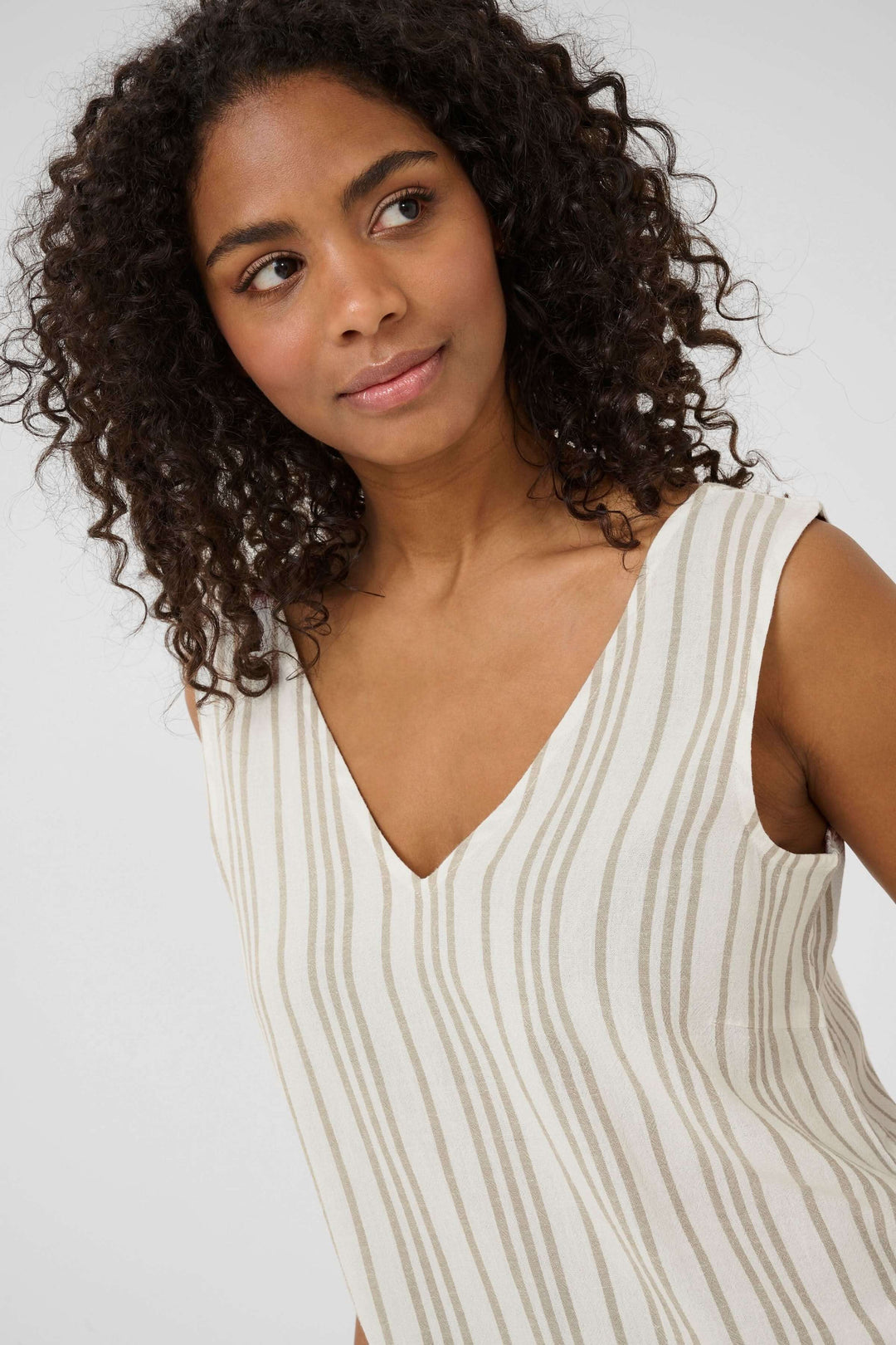 Camisole rayée sans manches à col en V, légère et confortable pour un look décontracté-chic.