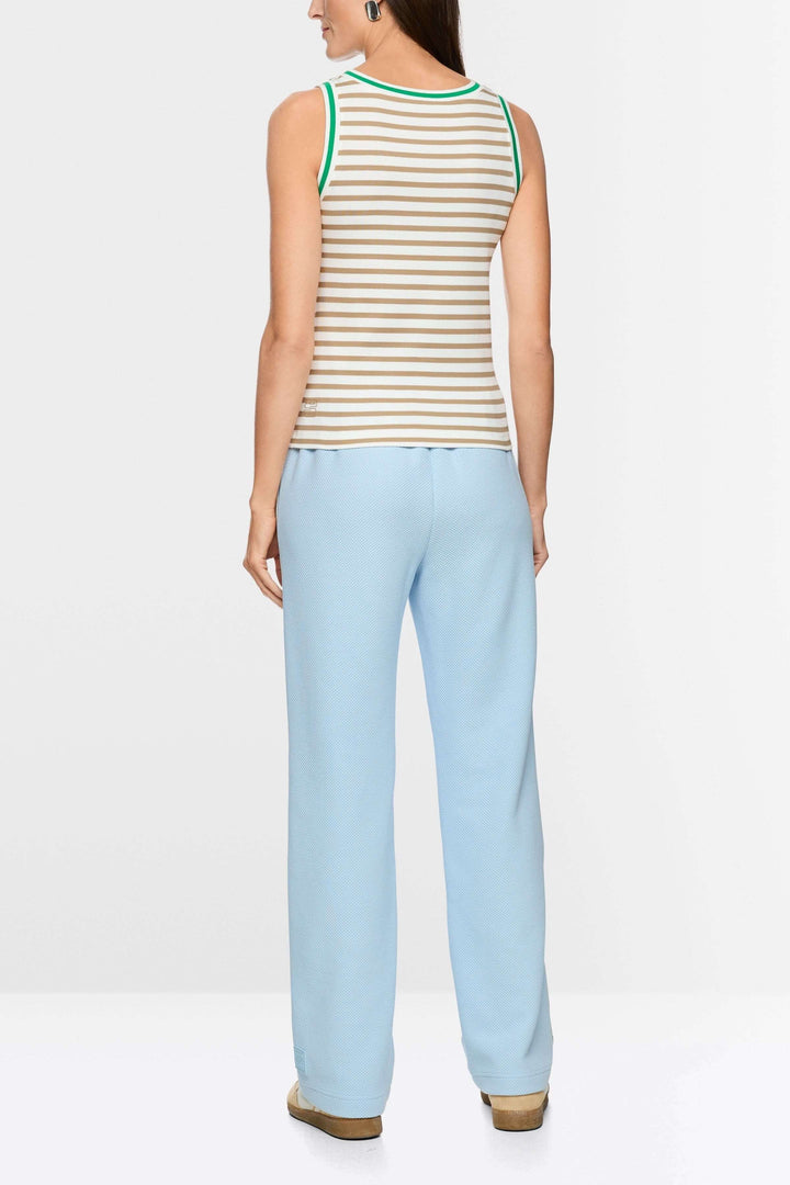 Femme portant une camisole rayé en coton avec encolure ronde et coupe ajustée, vue de dos, associée à un pantalon bleu clair décontracté.