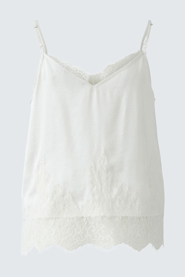 Camisole satin blanche avec dentelle décorative à l'encolure et ourlet, décolleté en V et bretelles spaghetti.
