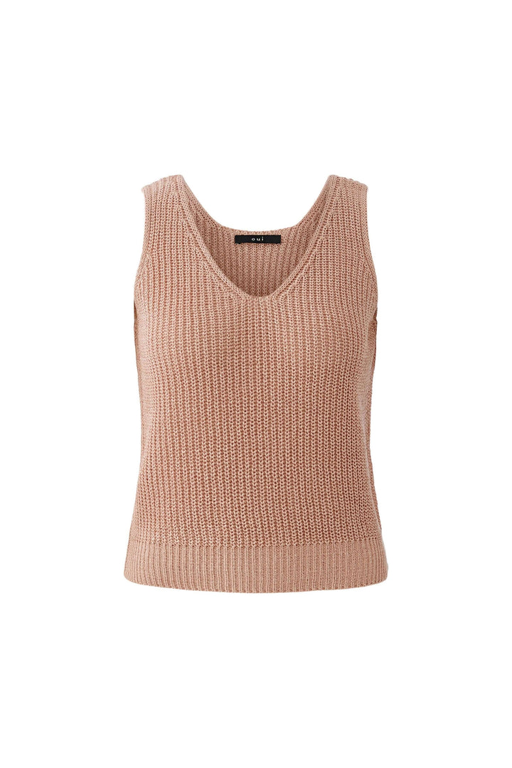 Camisole tricoté en fil spécial avec encolure en V et coupe droite, parfaite pour superposer ou porter seule, maille texturée élégante.