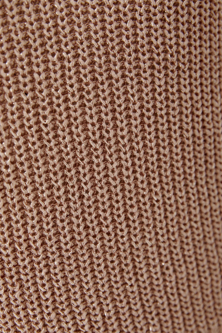 Texture de la camisole tricoté en fil spécial, montrant une maille texturée et naturelle parfaite pour la superposition.