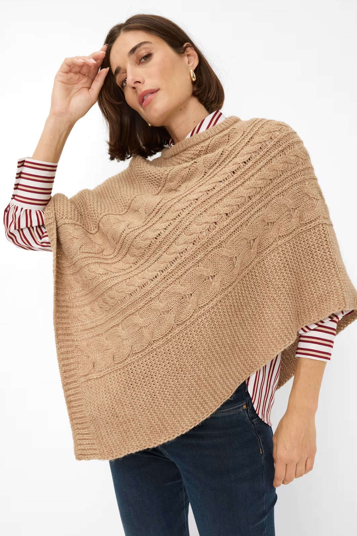 Alt Tag: Femme portant la Cape Thea en tricot torsadé, élégante, confortable, motif texturé, coupe asymétrique, mi-saison.