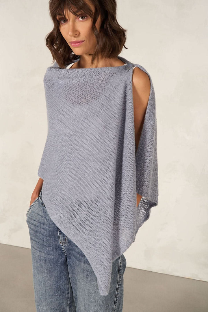 Cape foulard multifonctionnelle en tricot légère et transparente, portée par un mannequin.