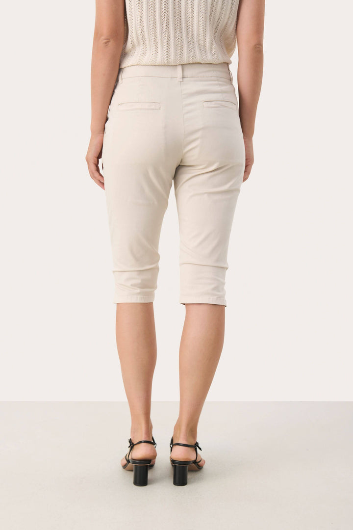 Capri Renata ajusté beige, vue arrière, parfait pour des journées estivales actives, avec un design moderne.