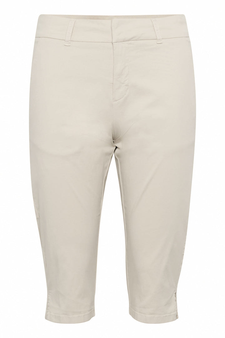 Capri Renata ajusté en beige, idéal pour les journées estivales, avec une coupe moderne et tissu extensible.